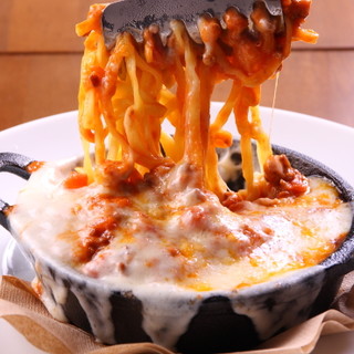 Exquisite oven-baked cheese pasta baked in a stone oven