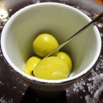 TACUBO - 田くぼ牛コース：アミューズ（グリーンオリーブ アンチョビ詰め）