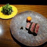 TACUBO - 田くぼ牛コース：メイン（十勝産 田くぼ牛の薪焼き、広島産ベビーリーフのサラダ）