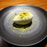 TACUBO - 田くぼ牛コース：デザート（ミルクジェラート 3時間ローストしたピスタチオと生ピスタチオのトッピング）