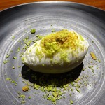 TACUBO - 田くぼ牛コース：デザート（ミルクジェラート 3時間ローストしたピスタチオと生ピスタチオのトッピング）