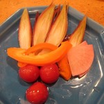 おぎ野 - 自家製ピクルス。ミョウガ、トマト、パプリカ、ニンジン