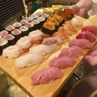 Enjoy fresh seafood in delicious nigiri and special dishes prepared by artisans.