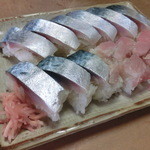 さか井 - 名代の鯖寿司。見た目ももちろん美しい。