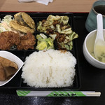 つる園 - ランチ日替弁当 700 ボリュームすごい