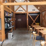 ビトウィーン ザ ブレッド - 店内