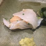 鮨 心白 - 皮剥です　肝と鉄板の組み合わせ