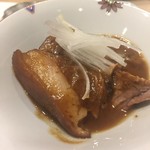 鮨 心白 - 猪の醤油煮です　居酒屋メニューですがこれがまた美味しい