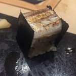 鮨 心白 - 海苔を敷いて軍艦風に仕上げた焼き鯖寿司　芸術的な美味しさ