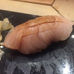 鮨 心白 - かなり脂が乗っている鰹　初鰹でこれはすごい