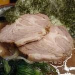横浜家系らーめん 武術家 - 分厚いチヤーシューが2枚