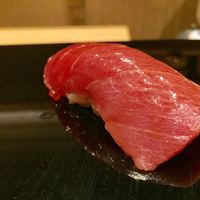 鮨 竜介 - 中とろ 柔らかく、程よく脂がある 最後に鮪の香りがフワッとした
