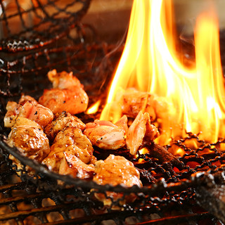 炭火烤制的絕品烤雞肉串用絕妙的火候慢慢烤制