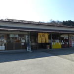 Koubousuijinsoba - 駐車場から神社に向かう参道横にあります