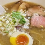 鶏こく中華 すず喜 - こく塩
                                こってり鶏スープに玉葱がアクセントでチャーシューは旨い♪麺は北口の「⚫やか」よりは柔らかいけど同じようなパッツリ系。好みかどうかで言えば、違うかなぁ？ヾ(・д・｀)