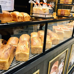 アトリエ グーテ - 外観焼きたての食パンが綺麗に並べられています