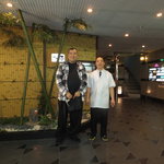 お店の前で店長・料理長の浜本氏とツーショット