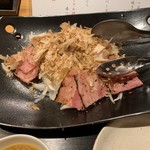 丹念 - 新玉葱と炙りベーコンサラダ 700円