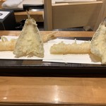 丹念 - 天ぷら盛合わせ 梅 1380円左: キス、海老 / 右: カサゴ、海老