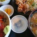 武屋食堂 - ちょい盛り海鮮丼 鶏から揚げ 小豚汁定食
