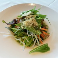 ローザロッチェITALiAN 心斎橋 - グリーンサラダには、甘酸っぱいバルサミコビネガーのドレッシングと粉チーズがパラリ