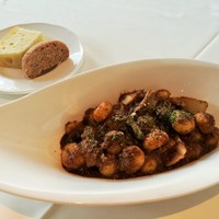 ローザロッチェITALiAN 心斎橋 - パスタランチに＋216円、エゾ鹿のボロネーゼじゃが芋のニョッキ、自家製パン2種