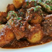 ローザロッチェITALiAN 心斎橋 - エゾ鹿の野趣あふれる旨味に、ワインやハーブの風味が重なる奥深いボロネーゼソース