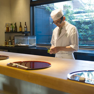 Ryoshiro Nomura, the head chef who supports our restaurant with his rich experience and mature skills.