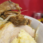 ラーメン二郎 - 豚の厚み