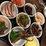 ９種前菜盛り合わせ （よだれ鶏・あひるタン・ピータン青唐辛子和え・上海味噌ピーナッツ・殻付き落花生の醤油漬け 羊タン・北京の白菜からし和え・人参の唐辛子和え・らっきょう） よだれ鶏、美味しい。ソースに旨みがあるんです。北京の白菜のからし和えも好み。