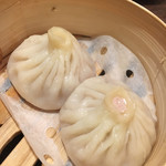 福満苑 鼓楼 - シェフが「今日は小籠包があるよ」と。ラッキー。 皮の中からスープがたっぷりレンゲにあふれ出ました。 黒酢と生姜でいただきます。文句なく美味しい。