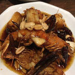 有頭海老の唐揚げ甘酢辛子炒め 殻付きの有頭海老を揚げて、ピリ辛の甘酢でからめてありました。 葱とピーナッツがいいわき役。