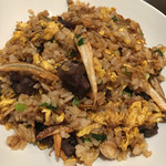 福満苑 鼓楼 - 熊肉と牛蒡のチャーハン これもメニューになり料理。おすすめされて、オーダー。 熊肉が柔らかい。牛蒡の香り、食感がいい。パラパラチャーハンです。