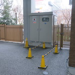 ラーメン二郎 - 店舗横のウェイティングスペース