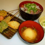 串カツ酒場 よってこ - 【土・日・祝 限定ランチ】本日の海鮮丼(鮪、鯛、鯵、サーモンなど４種類盛り)串５本、小鉢、みそ汁 750円