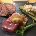 墨や - アテ盛り3種　若牛蒡のさっと煮(料理名不明)　烏賊団子　ひっさげの漬け 辛味大根添え