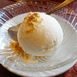 サバイチャイ タイ料理 - アイスクリームガディ 350円
            （ココナッツアイスクリーム）