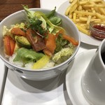 アラウンド テーブル - サーモンとアボカドのサラダBOWL980円小さいです。ちょっと大きめの茶碗ぐらいの大きさ