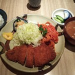 とん久 - 19時まで限定の1400円ロースカツ定食