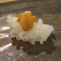 鮨 そえ島 - 美しいビジュアル、イカのうに乗せ