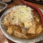 串焼キ カメチヨ・シャルボン - ピリ辛牛モツ煮込ミ