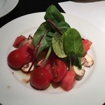 カンピオーネ - フレッシュマッシュルームのサラダ風　アンチョビとフレッシュトマトソース