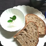 ブリコラージュ ブレッド アンド カンパニー - ブリコラージュブレッドにサワークリームを添えて。