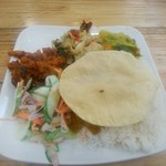 Teh Tarik Time - ベジ・ミール。食べきれない程のボリュームでS$4.5（約370円、19年2月時点）。なぜか野菜料理のひとつ（左上の赤い一品）が激辛で悶絶。