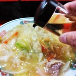 新ちゃん - かたい焼そば　たっぷり酢を投入！