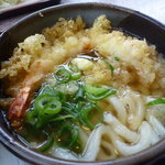 麺楽 - カツ丼についているミニうどん　贅沢に海老天をトッピングしてみた