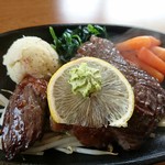 ステーキ食堂 ミートソルジャー - ハラミステーキ150グラムです、肉と鉄板の間には当然モヤシ敷かれてます(^^)