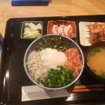 炭火やきとり 一 - ★玉子かけ丼★♪焼き鳥3本、ササミ霜降り、お味噌汁、お漬物付きで900円