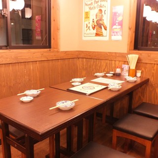 【1階／テーブル席（4名様×5卓）】普段の飲み会に便利なテーブル席