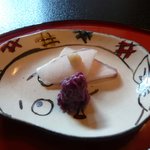 ブリのルイベと食用菊、ルイベの上には生姜